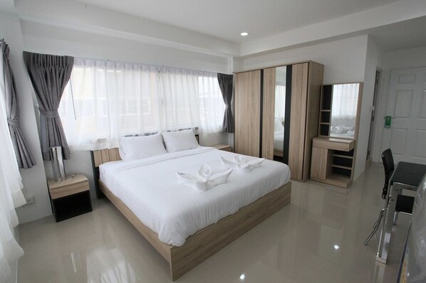 Standard Double Room | Desk, free WiFi, bed sheets - Living by Grace (Si Sunthon)