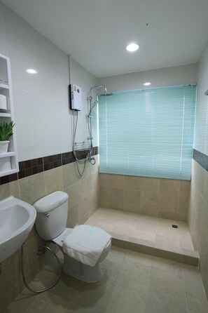 Standard Double Room | Desk, free WiFi, bed sheets - Living by Grace (Si Sunthon)