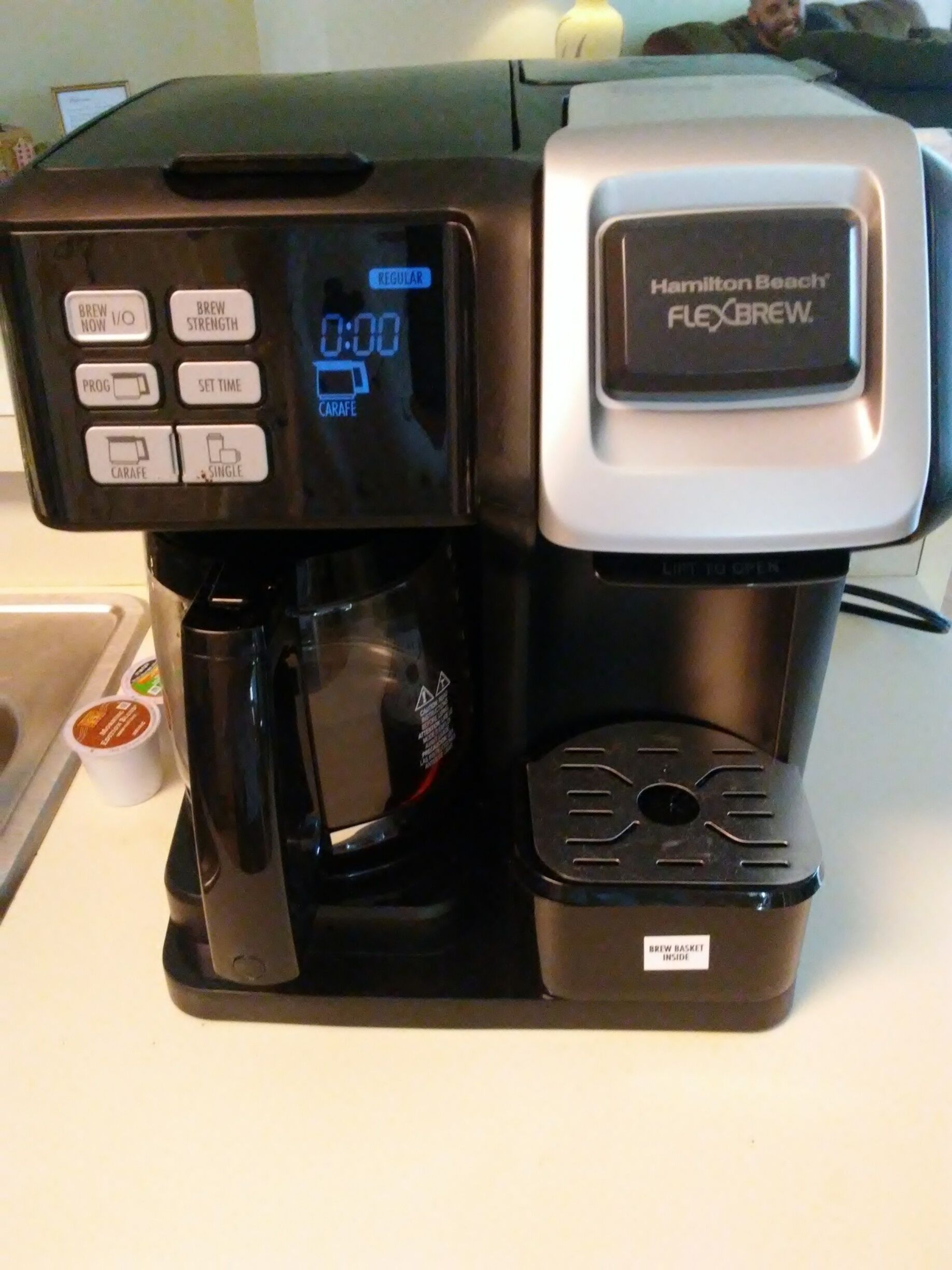Een Hamilton Beach Flexbrew koffiezetapparaat met een digitaal display, een opvangbak en een filtermand.