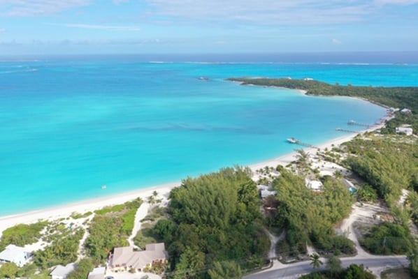 Rannalla, aurinkotuoleja, rantapyyhkeitä