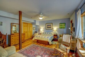 2 間睡房、書桌、熨斗/熨衫板、可攜式嬰兒床