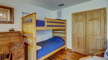 2 bedrooms, desk, iron/ironing board, travel crib