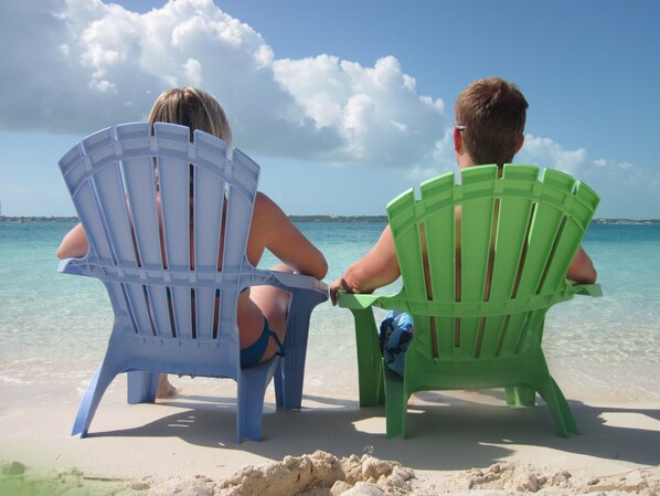 En la playa, camastros y toallas de playa 