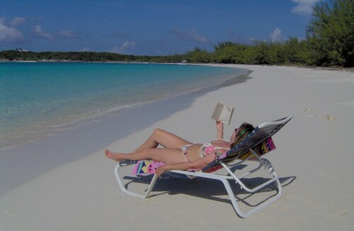 Right on HOOPERS BAY BEACHFRONT our COMFORTABLE QUEEN BED STUDIO for 2