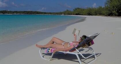 Right on HOOPERS BAY BEACHFRONT our COMFORTABLE QUEEN BED STUDIO for 2