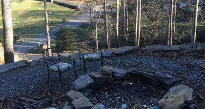 Makea pieni ensimmäisen tason vuoren koti, joka on heitetty pois Black Mountainiin