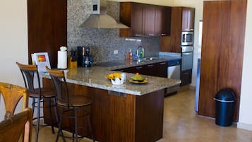 Coffee/tea maker, dining tables