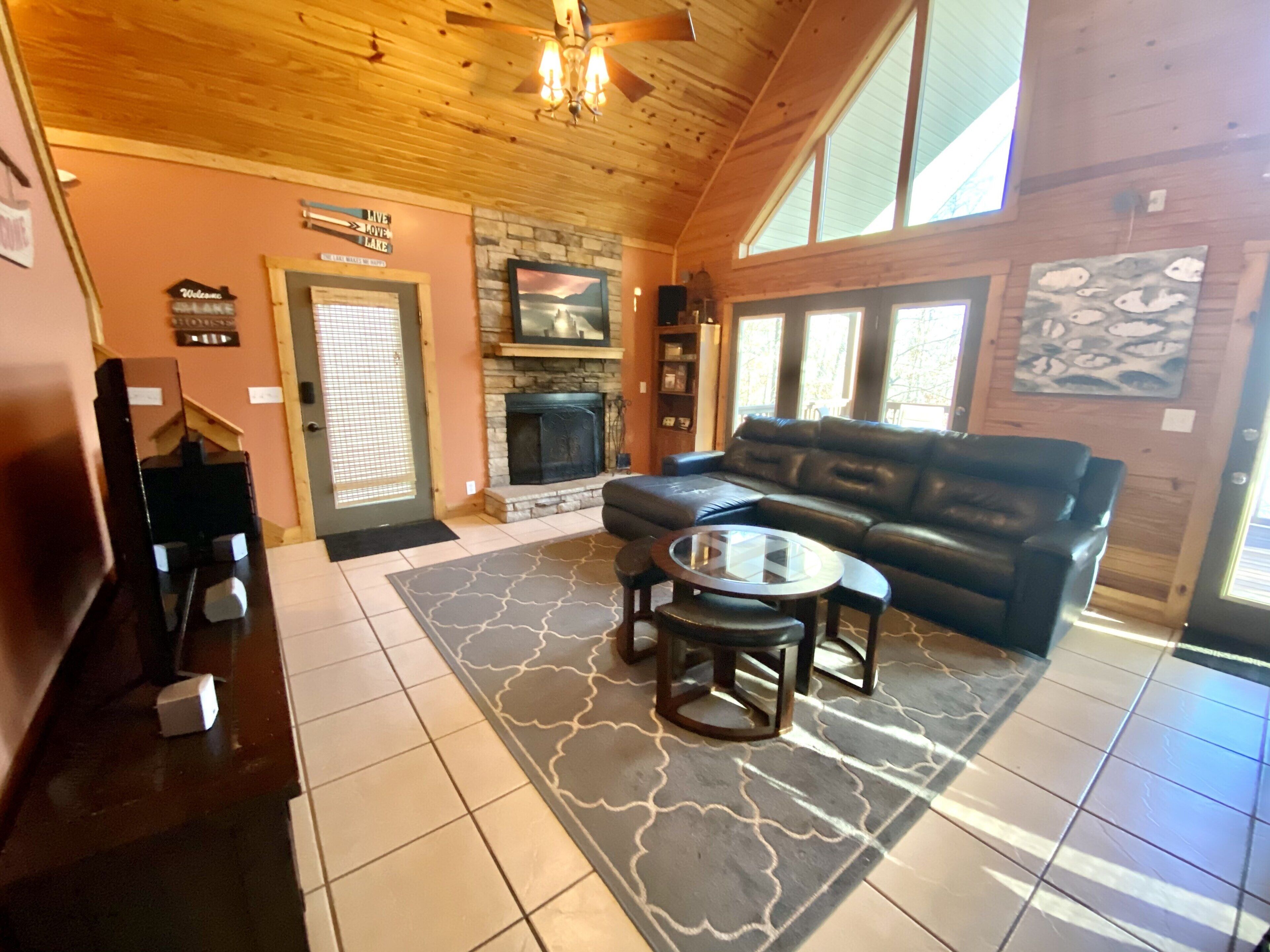 Smart TV, chimenea, reproductor de DVD y tenis de mesa 