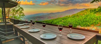 AMAZING Mt LeConte & Ober VIEWS! 2 Masters! 3 Fireplaces! Hot Tub! Game Room!