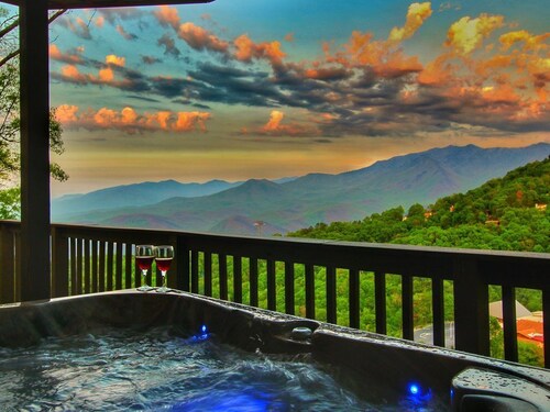 AMAZING Mt LeConte & Ober VIEWS! 2 Masters! 3 Fireplaces! Hot Tub! Game Room!