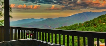AMAZING Mt LeConte & Ober VIEWS! 2 Masters! 3 Fireplaces! Hot Tub! Game Room!