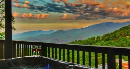 AMAZING Mt LeConte & Ober VIEWS! 2 Masters! 3 Fireplaces! Hot Tub! Game Room!