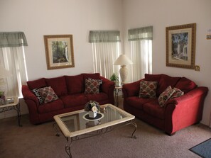 Smart-TV, DVD-Player, Tischtennisplatte, Bücher