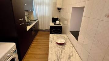 Coffee/tea maker, fridge, microwave, oven