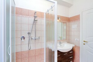 Bruser, hårtørrer, bidet, håndklæder