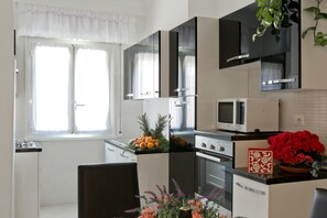 Een koelkast, een microgolfoven, een oven, een kookplaat