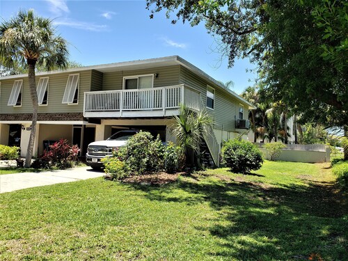 EXCELLENT LOCATION IN THE HEART OF HOLMES BEACH ON ANNA MARIA ISLAND!