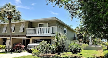 EXCELLENT LOCATION IN THE HEART OF HOLMES BEACH ON ANNA MARIA ISLAND!