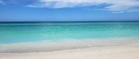 In Strandnähe, Liegestühle, Strandtücher