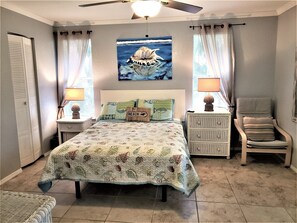 2 chambres, bureau, fer et planche à repasser, lit de bébé portatif