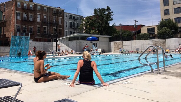 En swimmingpool med linedelere, liggestole og en redningsplatform.