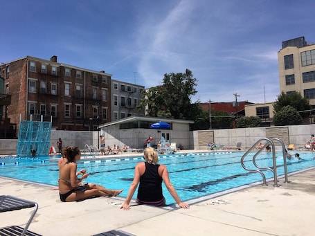 Outdoor pool, a heated pool. Historic OTR on Main Street, Central to all and Free Parking