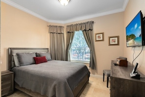 3 bedrooms, iron/ironing board, travel cot, free WiFi - Luxury Condo Steps to Disney, Gated Resort Perfect Location, Free Parking & WiFi (Kissimmee)