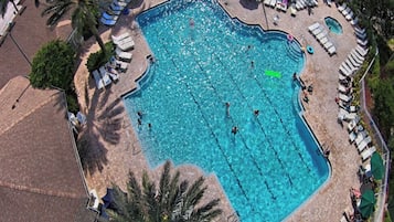 Utendørsbasseng og et oppvarmet basseng