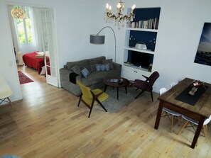 スマートテレビ、DVD プレーヤー、テーブルサッカー台、書庫