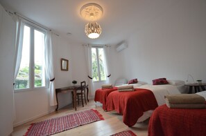 4 chambres, coffres-forts dans les chambres, fer et planche à repasser