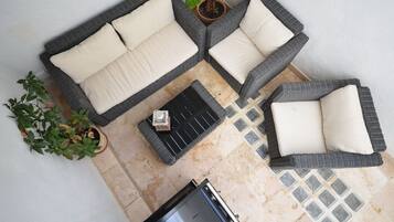 TV connectée, lecteur de DVD, baby-foot, livres