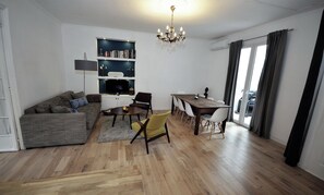 TV connectée, lecteur de DVD, baby-foot, livres