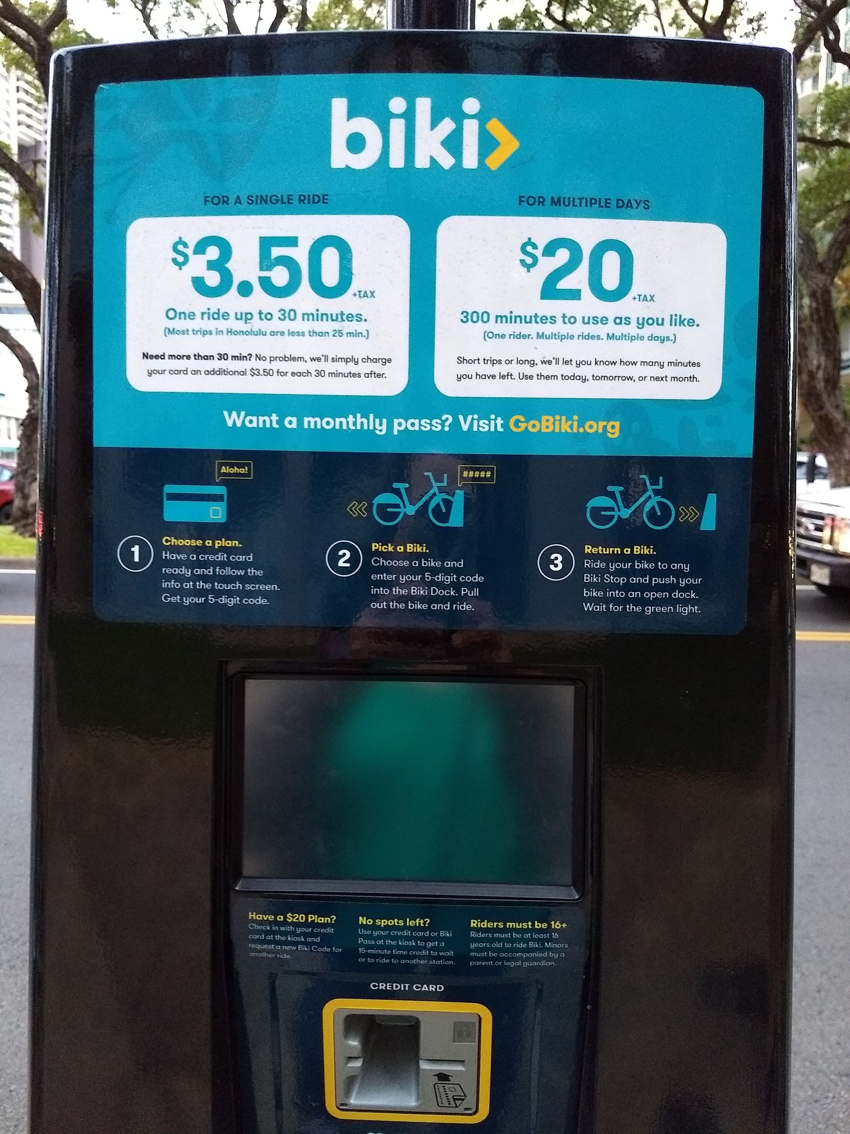 Un point de location de vélos Biki proposant des tarifs pour des abonnements d’une journée ou de plusieurs jours.