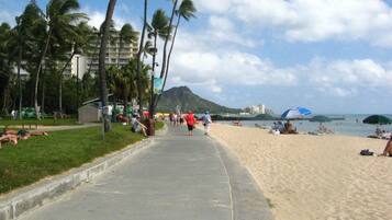 Aurinkotuoleja, rantapyyhkeitä