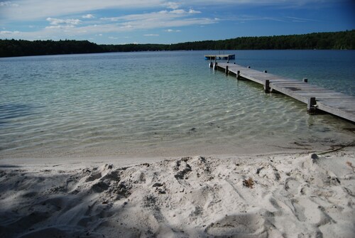 Mökki kauniilla pitkällä lampilla upealla hiekkarannalla Lakefront Beachillä
