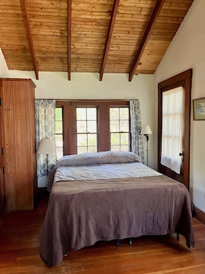 2 bedrooms, iron/ironing board, travel crib, free WiFi