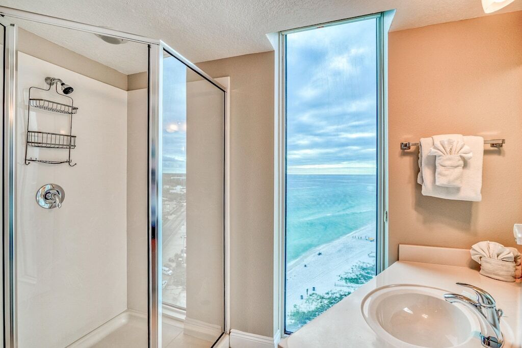 Combined shower/tub, hair dryer, towels