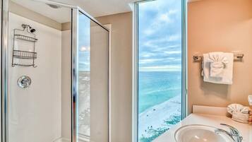 Combined shower/tub, hair dryer, towels