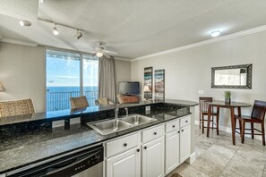 ثلاجة، ميكروويف، فرن، موقد طهي مسطح