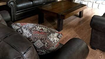 Fernseher, Kamin, Tischtennisplatte