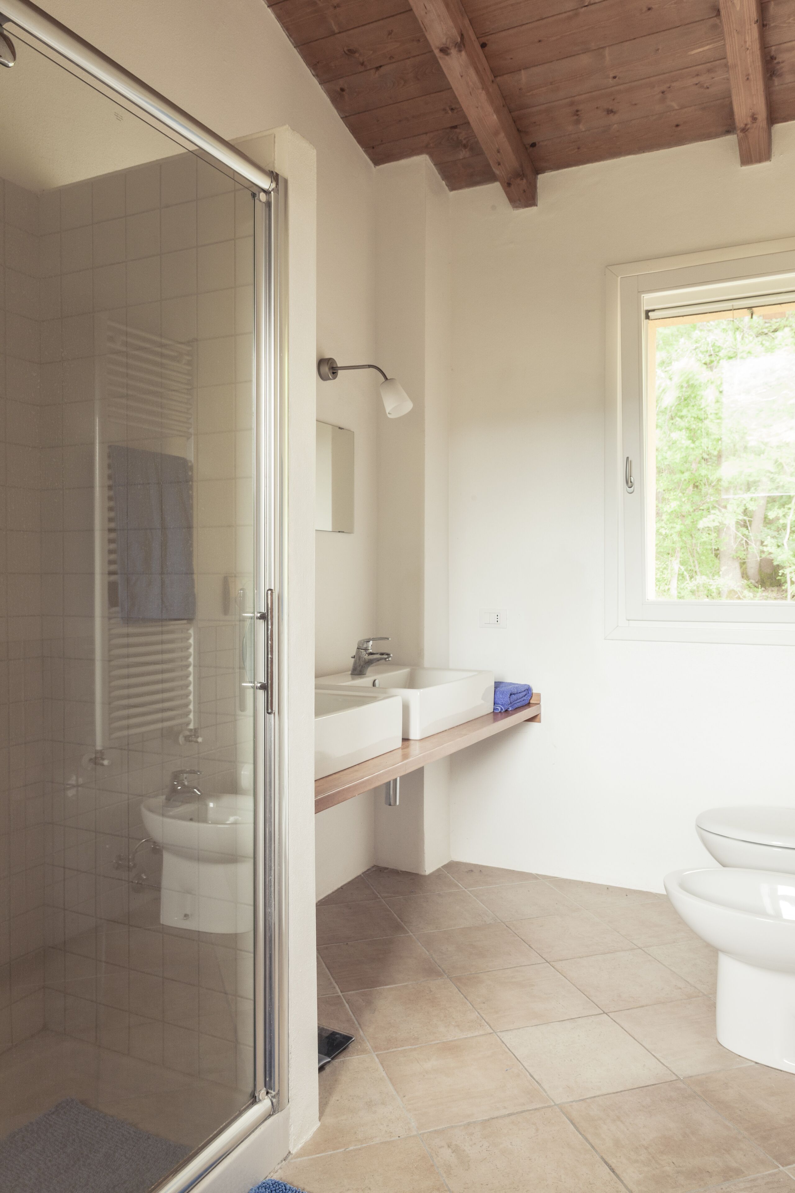 Duschwanne, Haartrockner, Bidet, Handtücher