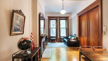 TV connectée, cheminée, livres, médiathÚque