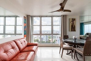 Smart TV - Amazing, OCEAN VIEW STUDIO - BALCONY- Wi-Fi -APT has GENERATOR- PARKING Optional (Condado, San Juan)