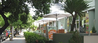 Lussuoso 22 ° FL. BALCONE! VISTA MARE! PISCINA! PARCHEGGIO GRATUITO E ACCESSO INTERNE