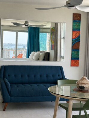 Smart TV - Amazing, OCEAN VIEW STUDIO - BALCONY- Wi-Fi -APT has GENERATOR- PARKING Optional (Condado, San Juan)