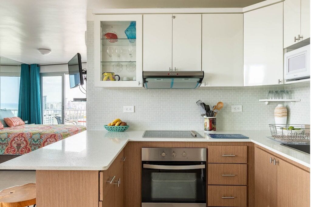 Een koelkast, een microgolfoven, een oven, een kookplaat