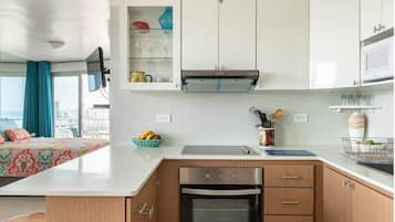 Een koelkast, een microgolfoven, een oven, een kookplaat