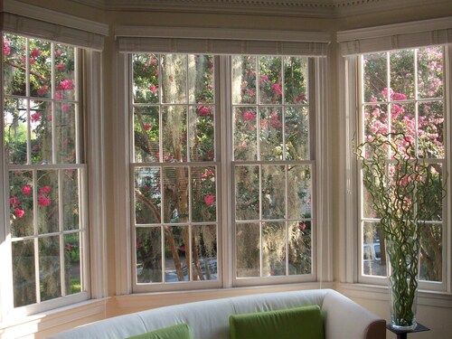 Nykyaikainen rivitalo Forsyth-puistossa historiallisella alueella