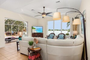 Smart TV, DVD player, foosball, toys - Beautiful Villa Lake View Heated Pool, Spa & Kayak’s🐠 Simply Wonderful! (Cape Coral)