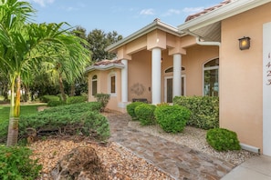 Exterior - Beautiful Villa Lake View Heated Pool, Salt💧Spa & Kayak’s🐠 Simply Wonderful! (Cape Coral)